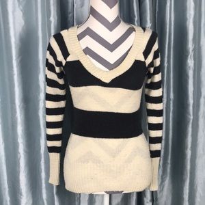 ⭐️Striped V neck sweater⭐️